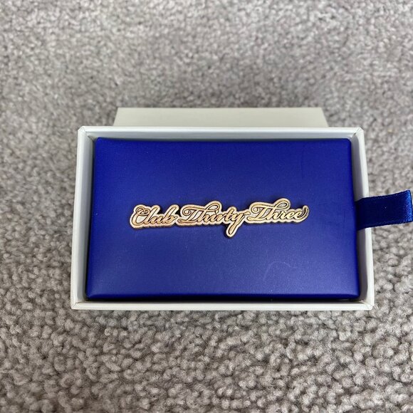 Disneyland Club 33 Gold Cursive Script Pin New In Box - Picture 1 of 6